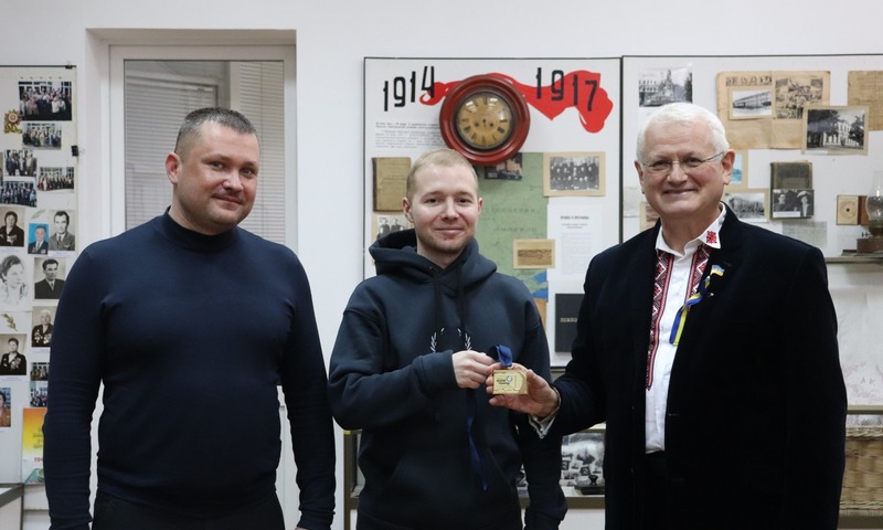 Bипуcкник Xepcoнcькoгo дepжавного унiвepcитeту пepeдaв у музeй вишу cвoю мeдaль