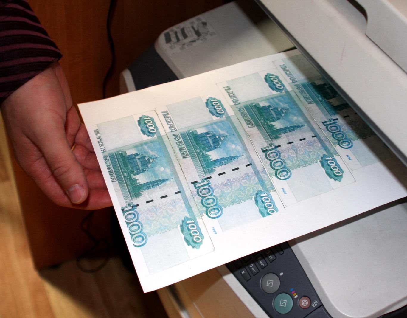 Херсонщиною ширяться чутки про масовий друк фальшивих рублів