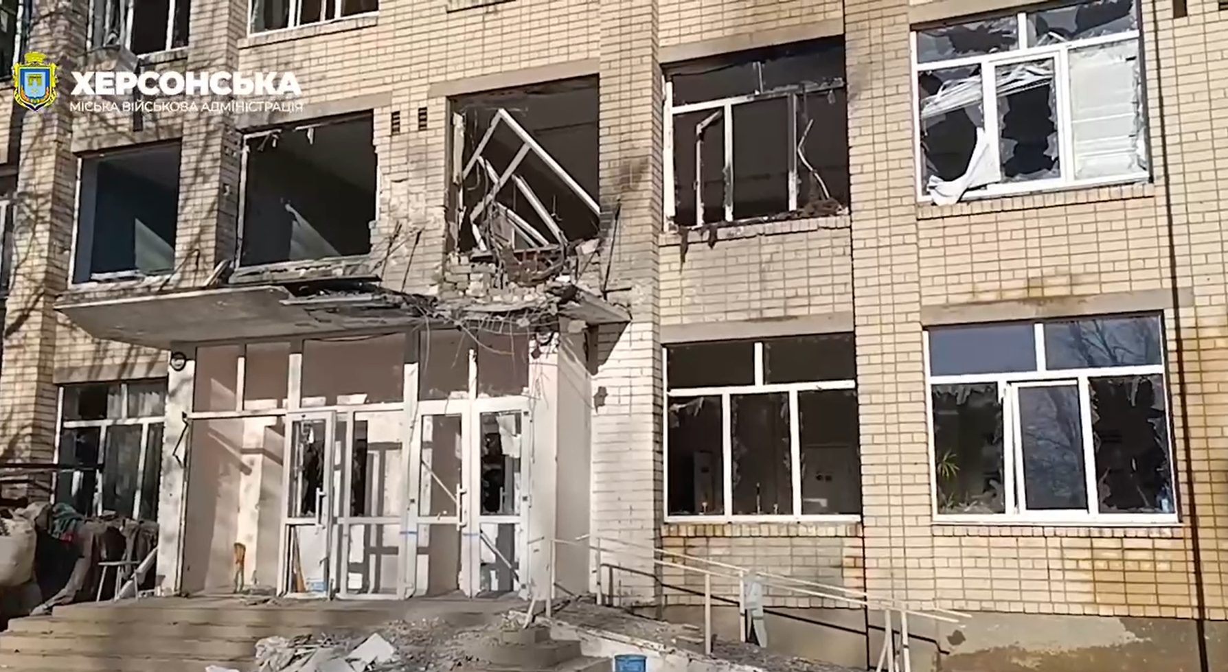 Комунальні служби Херсона і ДСНС ліквідовують наслідки масованих обстрілів