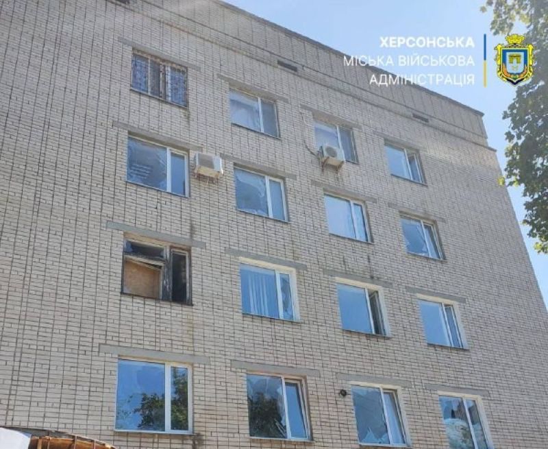 У середмісті Херсона внаслідок обстрілу пошкоджено медичний заклад