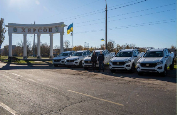 Херсонська громада отримала п’ять нових автомобілів
