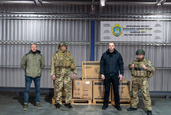 Херсонська громада передала захисникам генератори