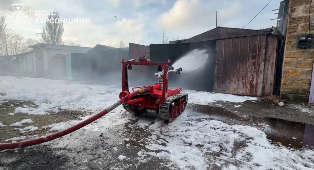 Херсонські рятувальники тестують роботизований комплекс вітчизняного виробництва для гасіння пожеж