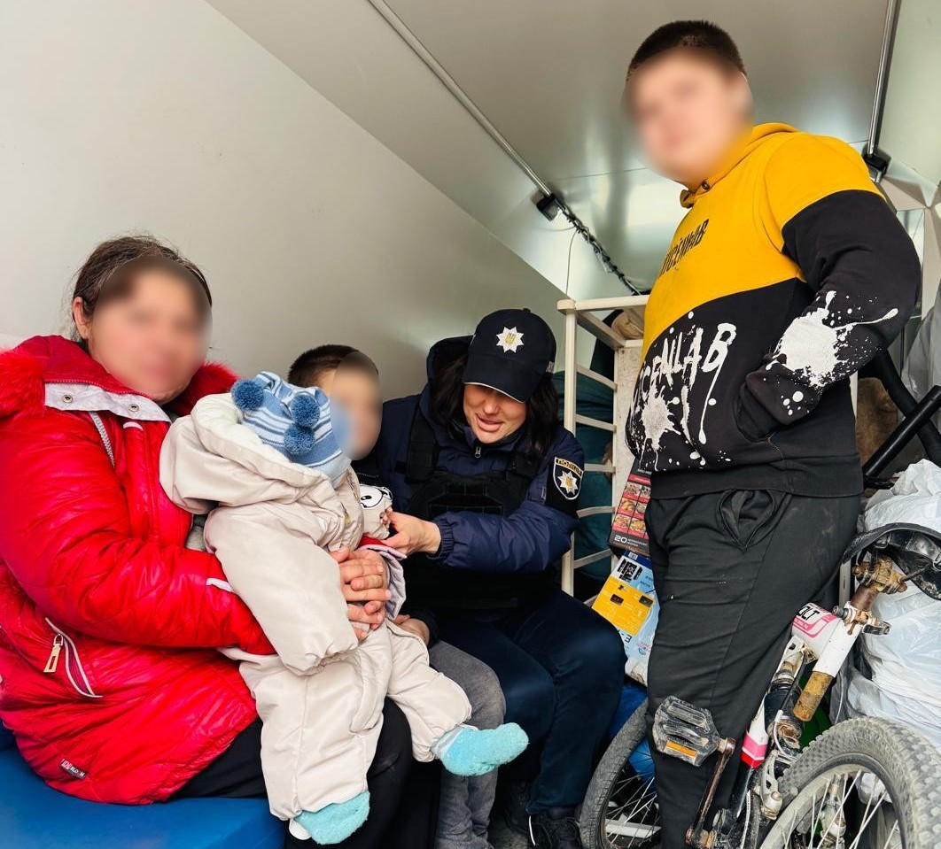 З селища Білозерка евакуювали родину з трьома дітьми
