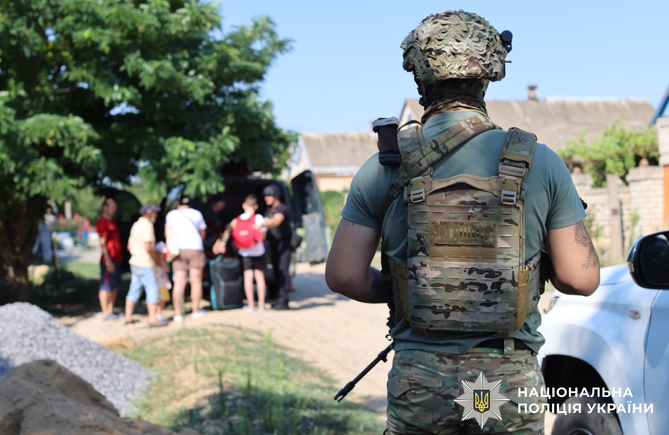 З передмістя Херсона евакуювали родину з трьома дітьми